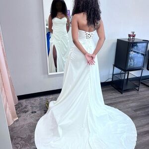 Strut! Elegant White Wedding Dress